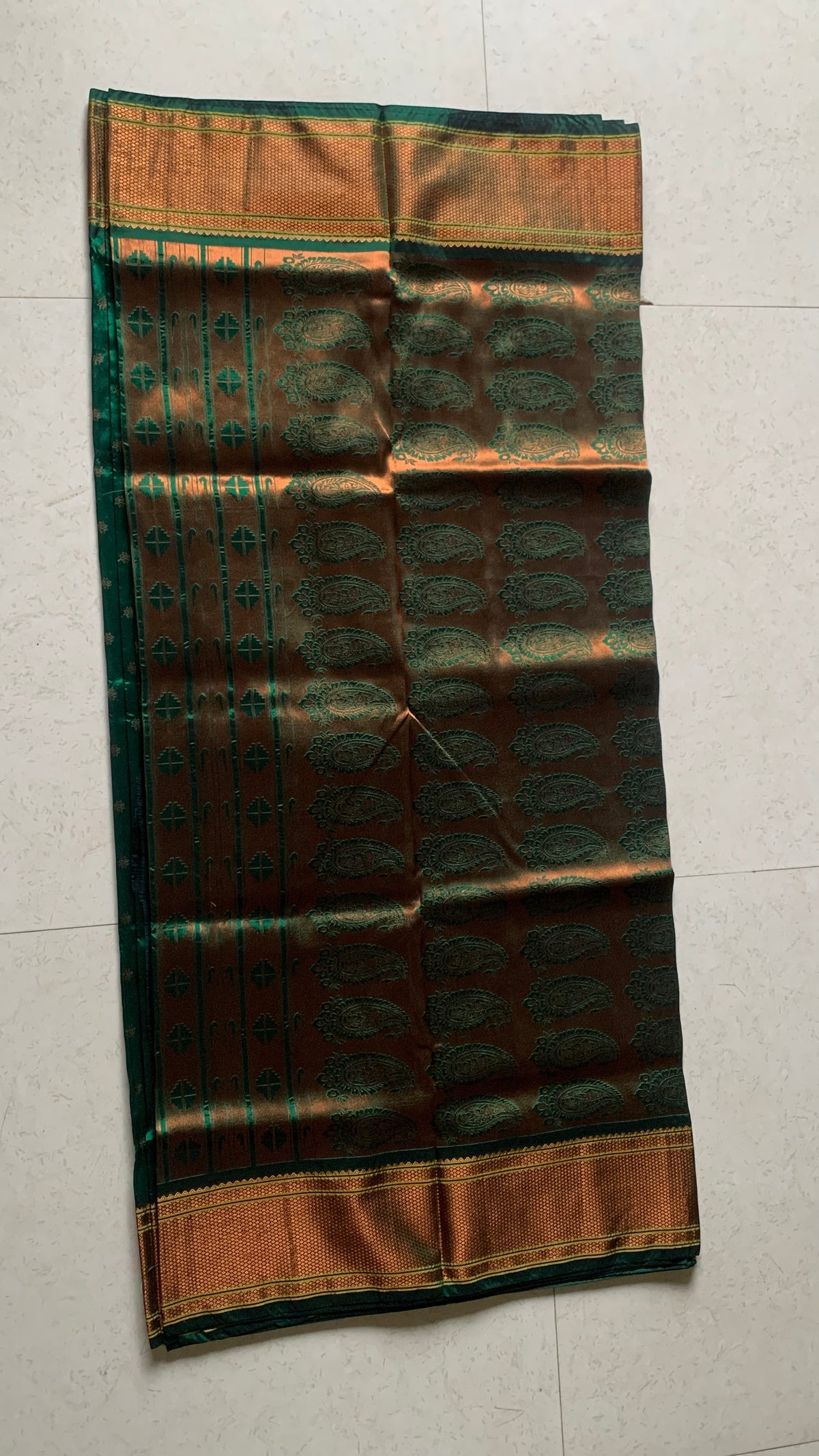 Emerald Green Kadiyal Paithani Silk Saree with Gold Butti & Paisley Pallu
