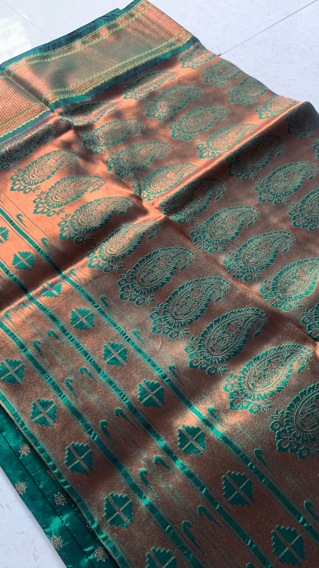 Emerald Green Kadiyal Paithani Silk Saree with Gold Butti & Paisley Pallu